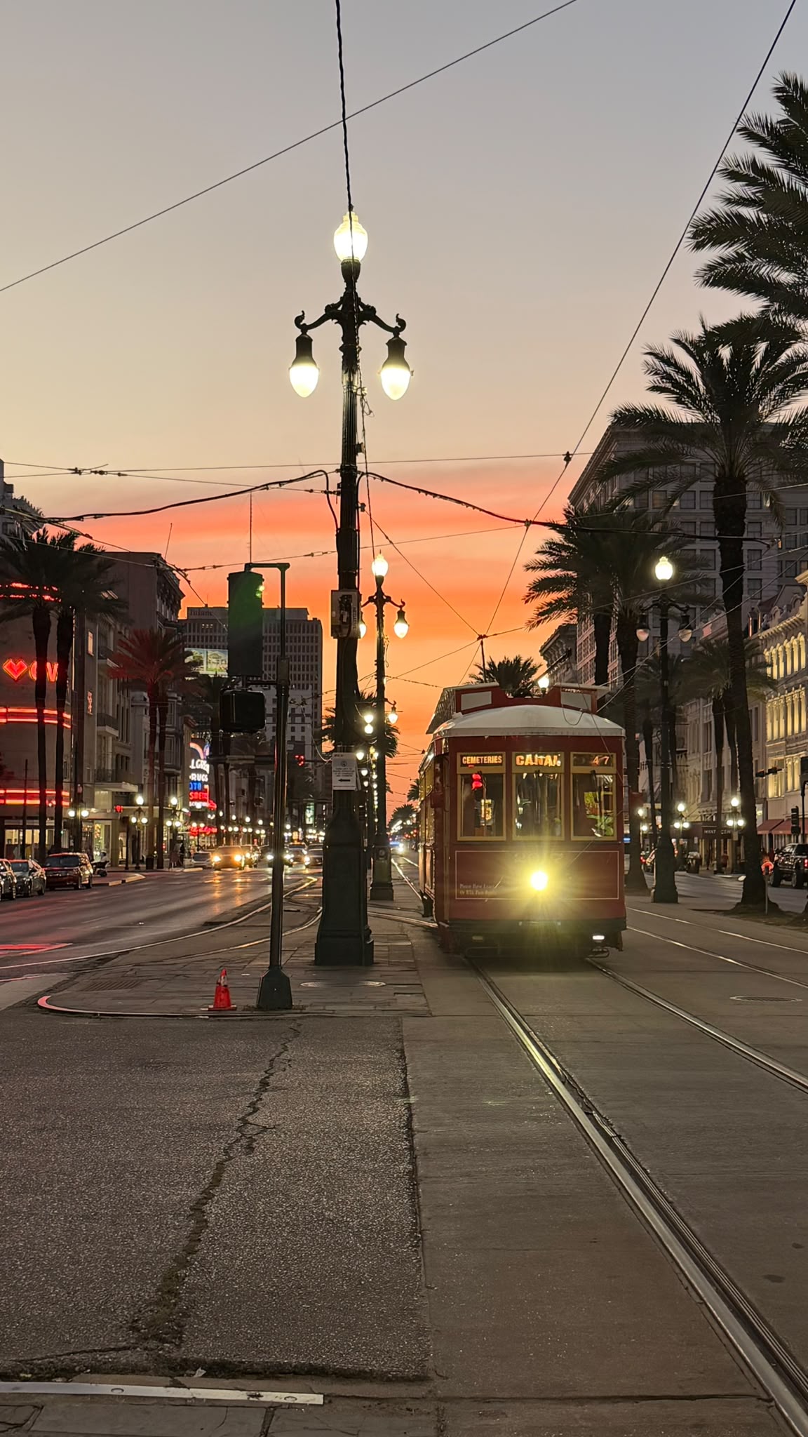 Un tram a New Orleans al tramonto