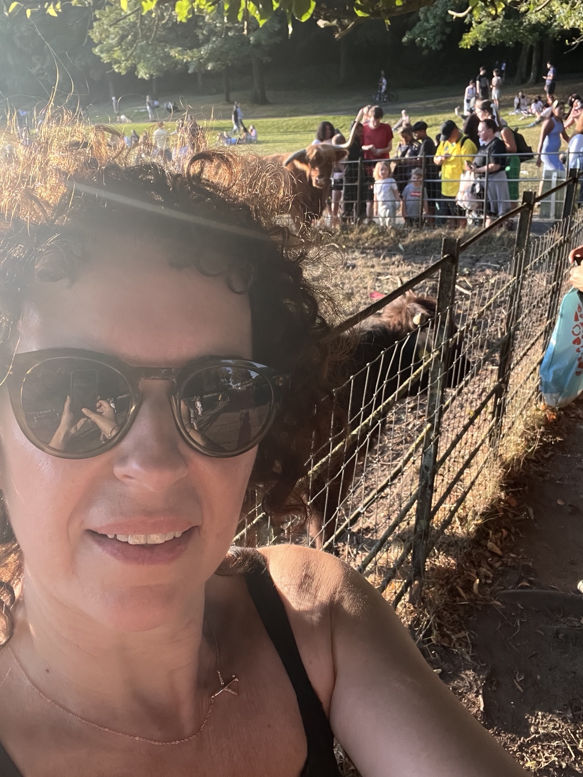Silvia Ferrato durante un viaggio, in una foto spontanea all’aperto