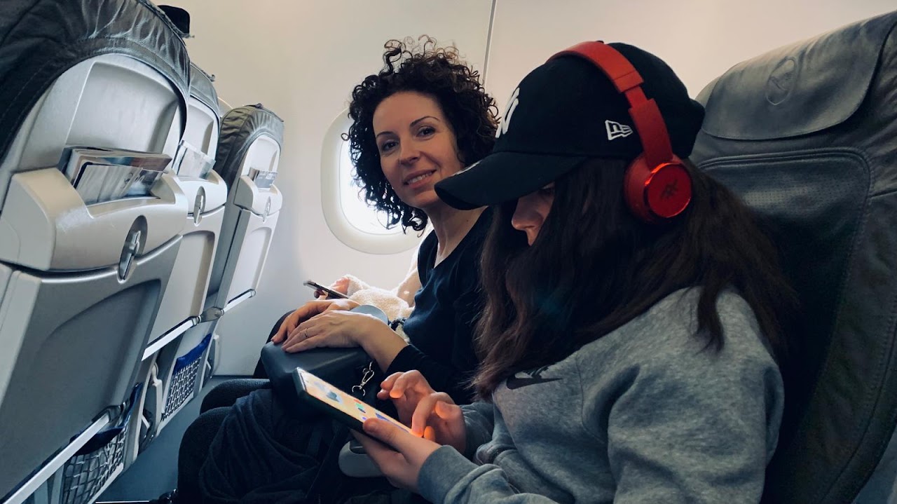 Silvia and her daughter flying to the United States